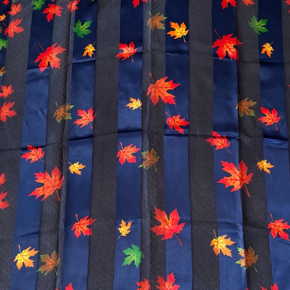 👛 (ANY 2/$20) 30” Square 100 percent polyester Maple Leaf motif scarf - Picture 3 of 3